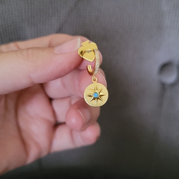 Kate Spade♠️ Gold💛 Star ⭐Medallion Huggie Hoop Earrings - Picture 4 of 16